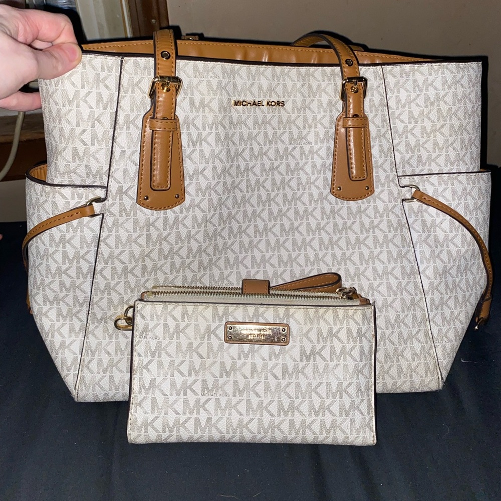 MATCHING Micheal Kors purse and wallet!